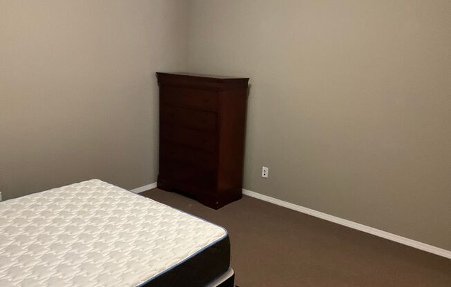 2 beds, 1 bath, $725, Unit Windom Apartments - 919 Windom - Bed A