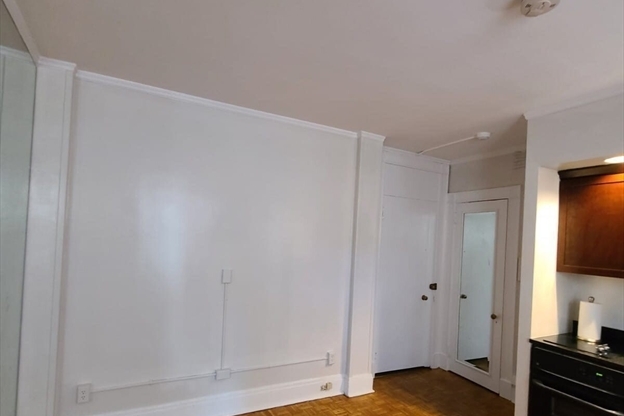 Studio, 1 bath, 300 sqft, $2,400, Unit 7K