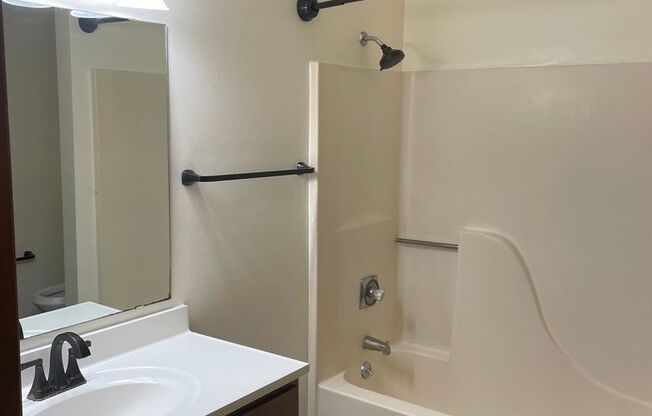 3 beds, 1 bath, 1,040 sqft, $1,695, Unit 3172-303