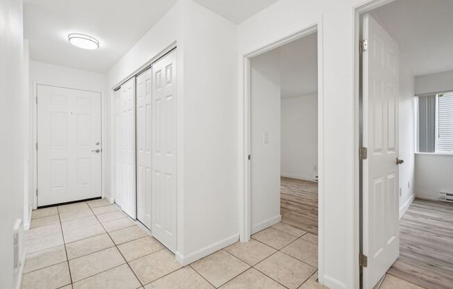 2 beds, 1 bath, 930 sqft, $1,695, Unit O7