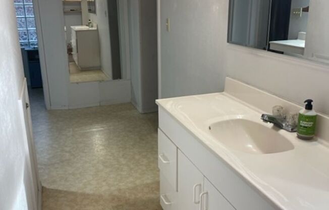 2 beds, 1 bath, $1,761