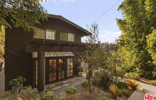 737 HALLIDAY AVE