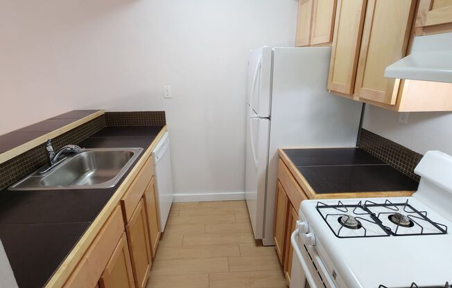 1 bed, 1 bath, 700 sqft, $1,275, Unit LAW11-218