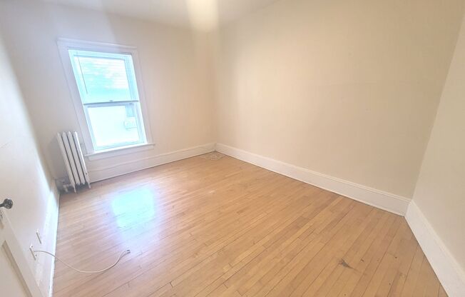 3 beds, 1 bath, $1,995, Unit 4