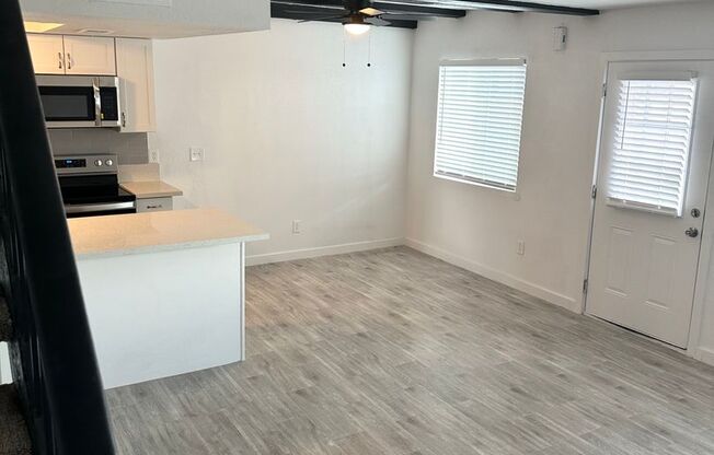 2 beds, 1.5 baths, 968 sqft, $1,595, Unit Unit 4