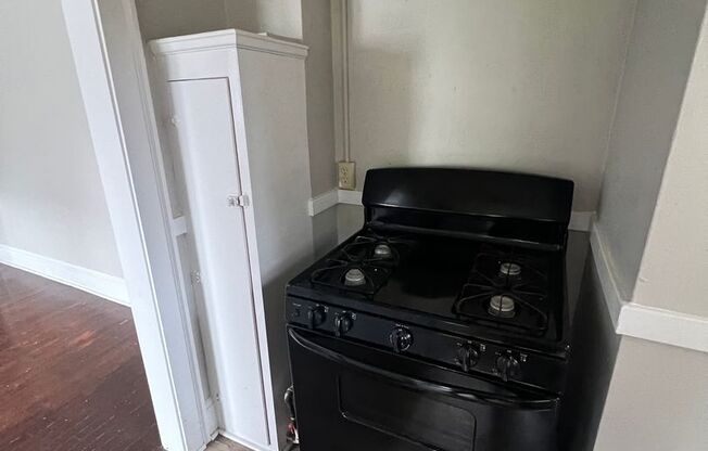 1 bed, 1 bath, 560 sqft, $1,050, Unit H9