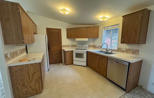 3 beds, 2 baths, $1,550