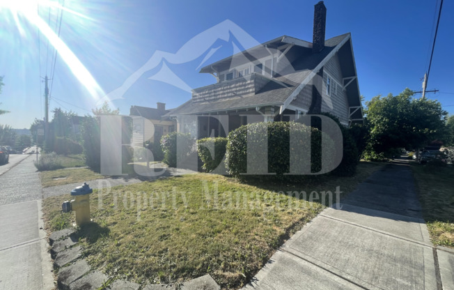 Large home/3bed 3 bath with bonus/office room just outside of PSNS and close to Bremerton Ferry