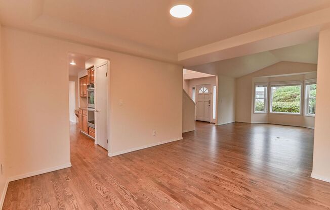 Beautiful 3 Bed 2.5 Bath + Den Home in Kent