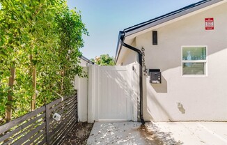 6837 1/2 YOLANDA AVE