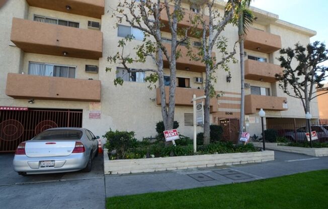 Eleanor Apartments...Gorgeous Apartment available..Awesome Hollywood Location!!