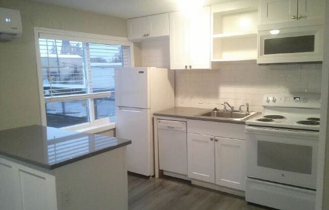 Studio, 1 bath, $995, Unit 820-7