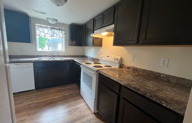 2 beds, 1 bath, $1,650