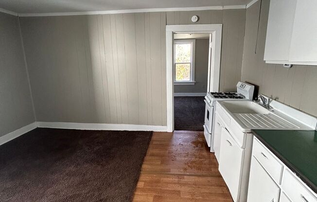 2 beds, 1 bath, $705, Unit #202