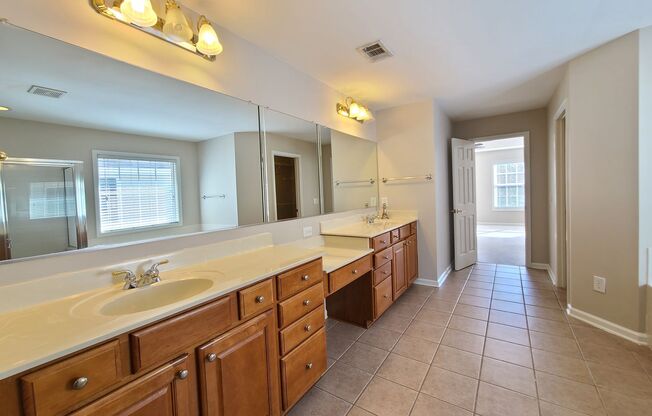 5 beds, 3 baths, $2,695