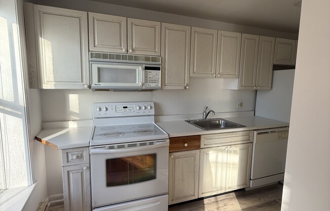 2 beds, 1 bath, $3,600, Unit 3