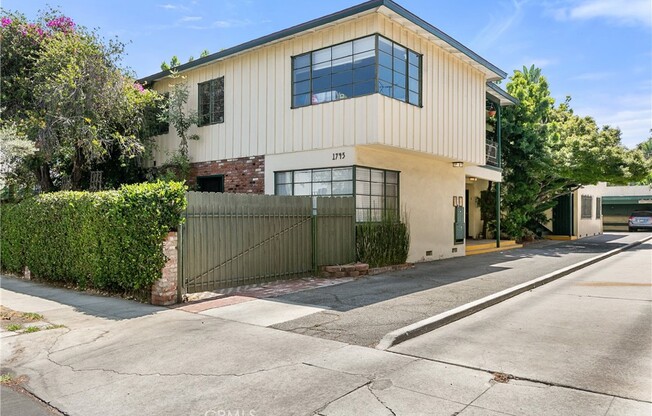 1745 N Mariposa Ave