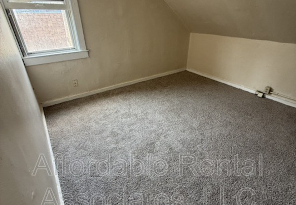 1569 S 10 ST