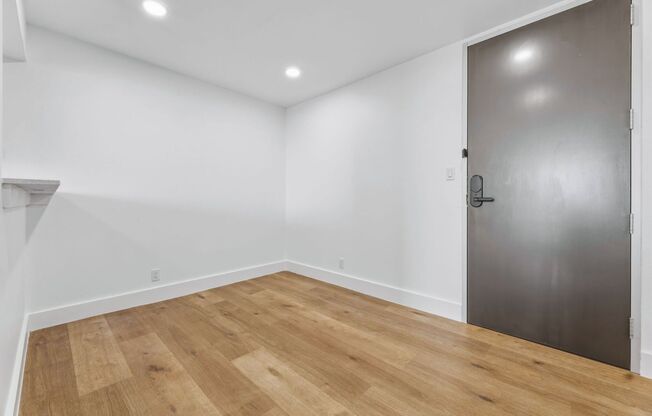 2 beds, 1 bath, 950 sqft, $2,750, Unit 705
