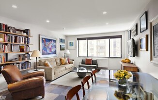 211 W 71 ST