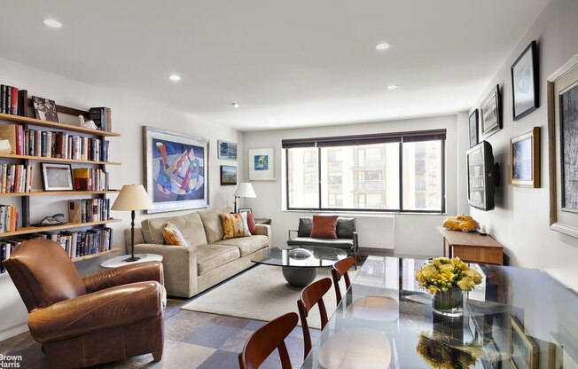 211 W 71 ST