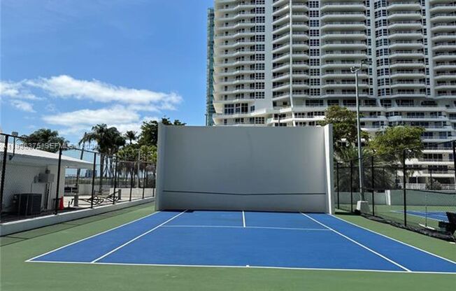 2 beds, 2 baths, 990 sqft, $4,000, Unit 600 NE 36th St # 1414