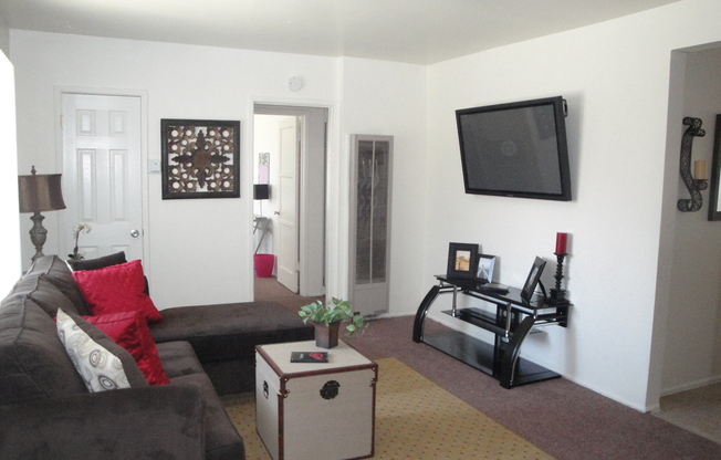 2 beds, 1 bath, $2,295, Unit 2432 Bradshawe, Unit D