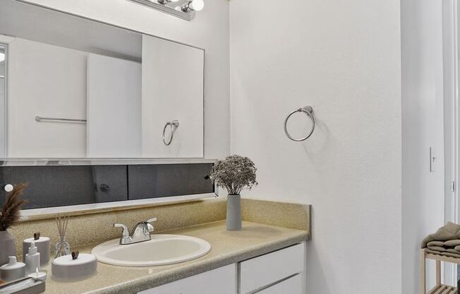 2 beds, 1 bath, 900 sqft, $1,245, Unit 09C