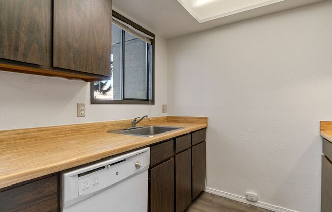 2 beds, 1.5 baths, $1,595, Unit 5