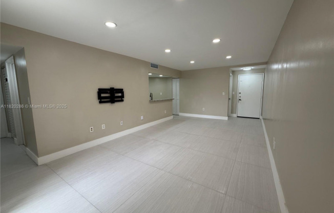 9405 Fontainebleau Blvd