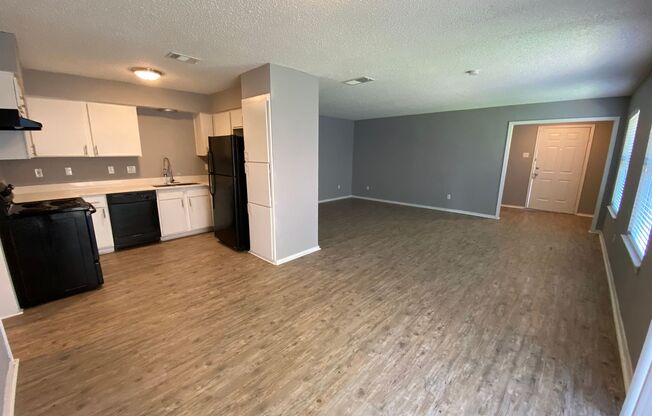 2 beds, 1 bath, 996 sqft, $1,225