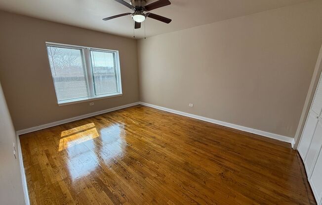 3 beds, 1 bath, $1,300, Unit 4834 #302