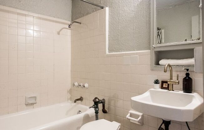 2 beds, 1 bath, 1,000 sqft, $1,646, Unit 202