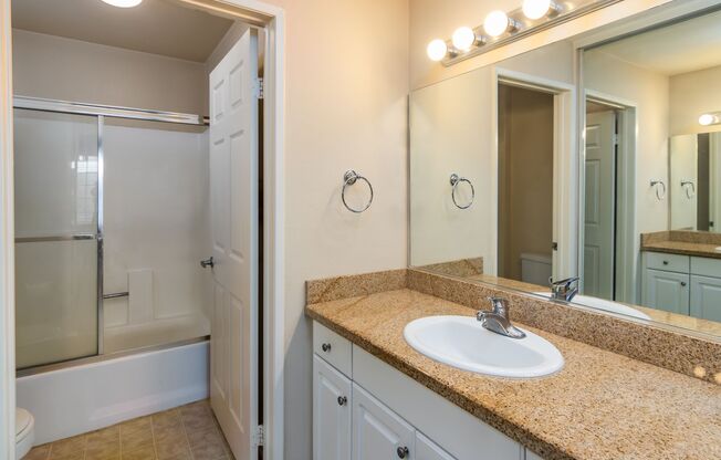 1 bed, 1 bath, 610 sqft, $2,095, Unit 5500 Owensmouth Ave #216