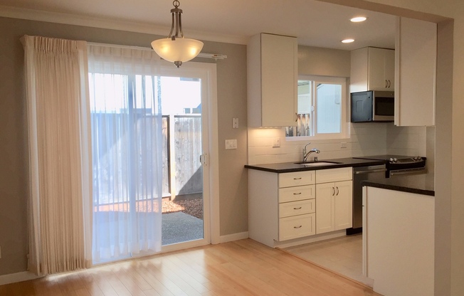 2 beds, 1.5 baths, 1,000 sqft, $3,195, Unit 52