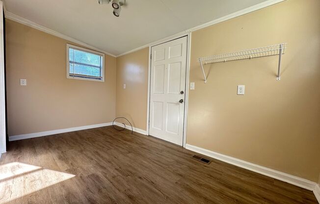 3 beds, 1 bath, $1,100