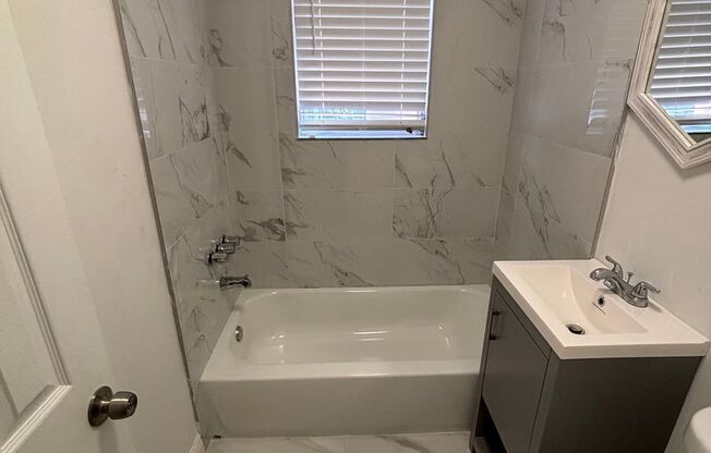 Fully Remodeled 1 Bed / 1 Bath- Central location!