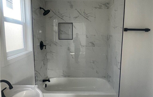 1125 W 43 ST