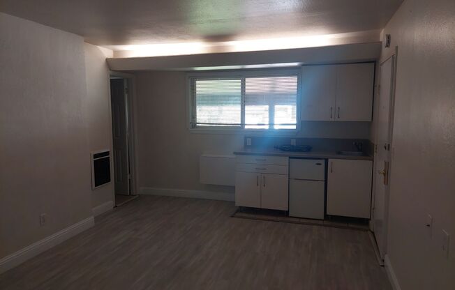 Studio, 1 bath, 325 sqft, $1,095, Unit Unit 26