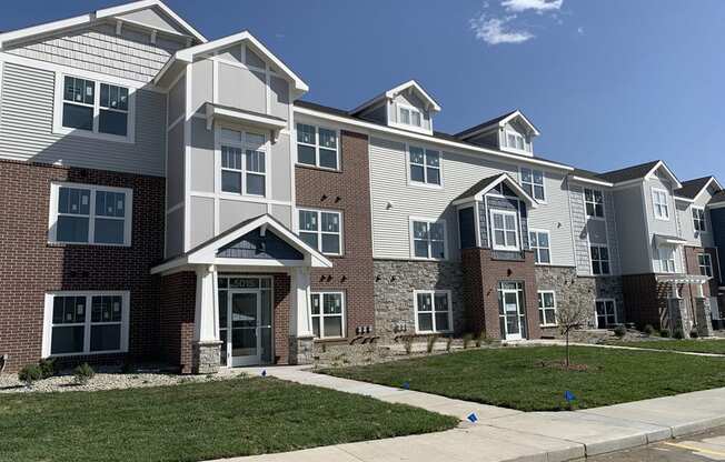 Building Exterior at Trade Winds Apartment Homes in Elkhorn, NE 68022