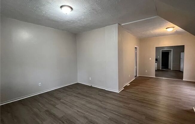 2 beds, 1 bath, $775, Unit Down