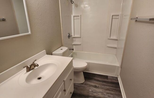 2 beds, 1.5 baths, 1,250 sqft, $950, Unit 201 S Park #C03