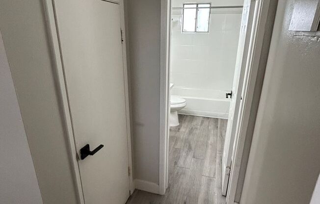 2 beds, 1 bath, 810 sqft, $1,195, Unit 17