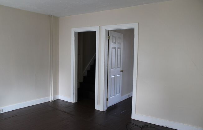 2 beds, 1 bath, $1,195, Unit 2nd Fl