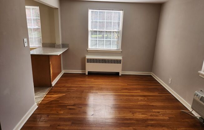 2 beds, 1 bath, 897 sqft, $2,275, Unit F-13