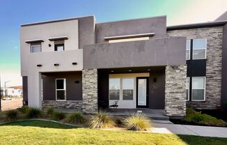 Fully Furnished 3-BR Townhome in Desert Color