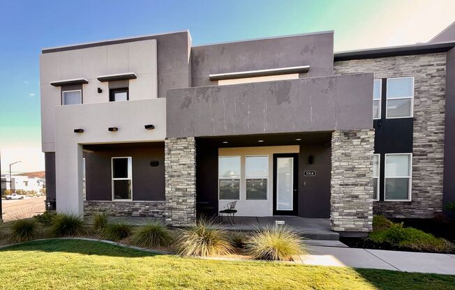 Fully Furnished 3-BR Townhome in Desert Color