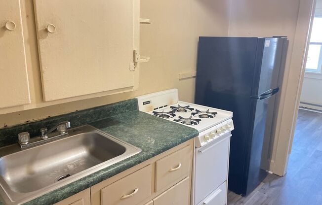 1 bed, 1 bath, $825, Unit 305 S Lime Apt 4