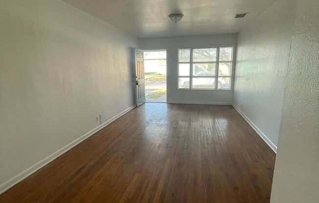 1/2 off first months rent-Cute 2/1 duplex-Freshly painted, wood floors, WD connections