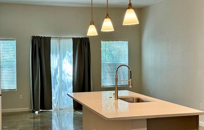 Beautiful NEW Condo/Home 3 Bedrooms/2.5 Bathrooms near Ft Sam Houston and Alamo Heights